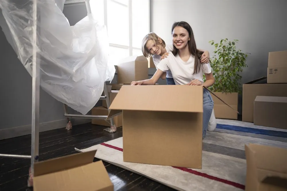Familia en su nueva casa tras mudanza